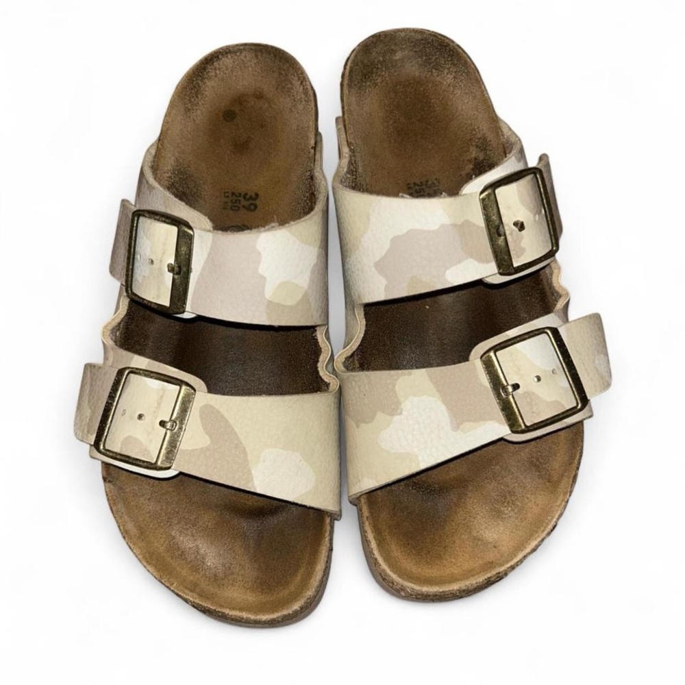 Birkenstock Arizona model in the "Desert Soil Camo Sand Size 39
